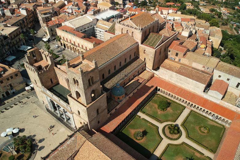 Vista aarea del Duomo di Monreale e del chiostro