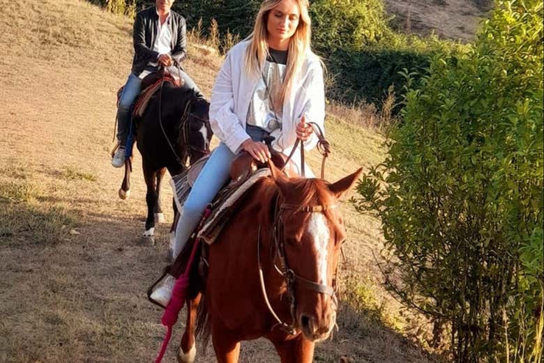 Due ragazze durante la passeggiata a cavallo