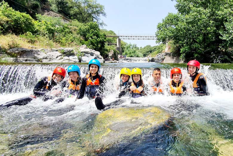 Foto di gruppo durante l'esperienza di body rafting