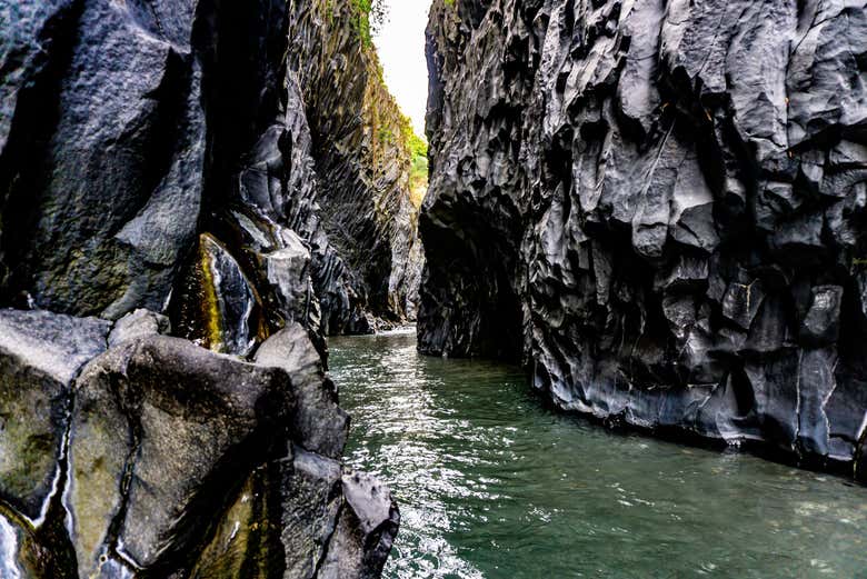 Il fiume che scorre nel canyon