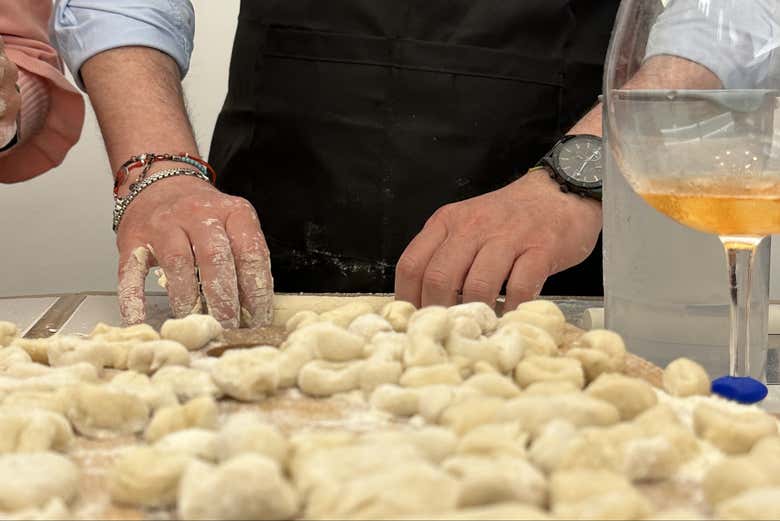 Preparando degli gnocchi