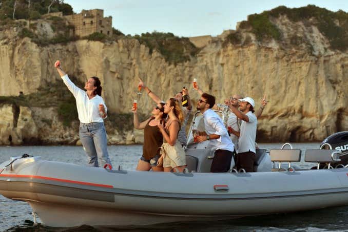 Giro in gommone nel Golfo di Napoli con aperitivo al tramonto