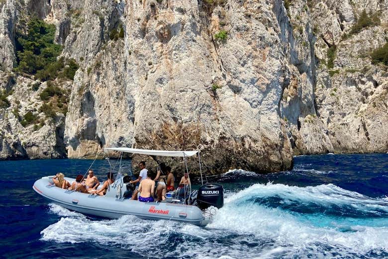 Giro in gommone nel Golfo di Napoli con aperitivo al tramonto