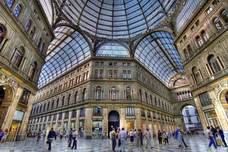 All'interno della Galleria Umberto I