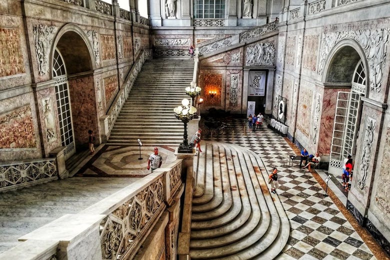 El interior del Palacio Real de Nápoles