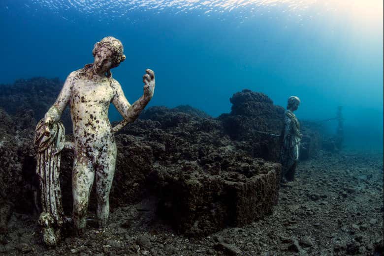 Una statua romana nel parco sommerso di Baia