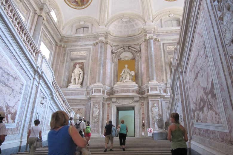 Persone in visita al Palazzo Reale