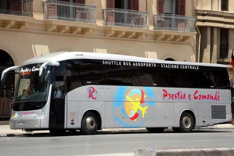 Autobús que os llevará del aeropuerto a Ponta Delgada