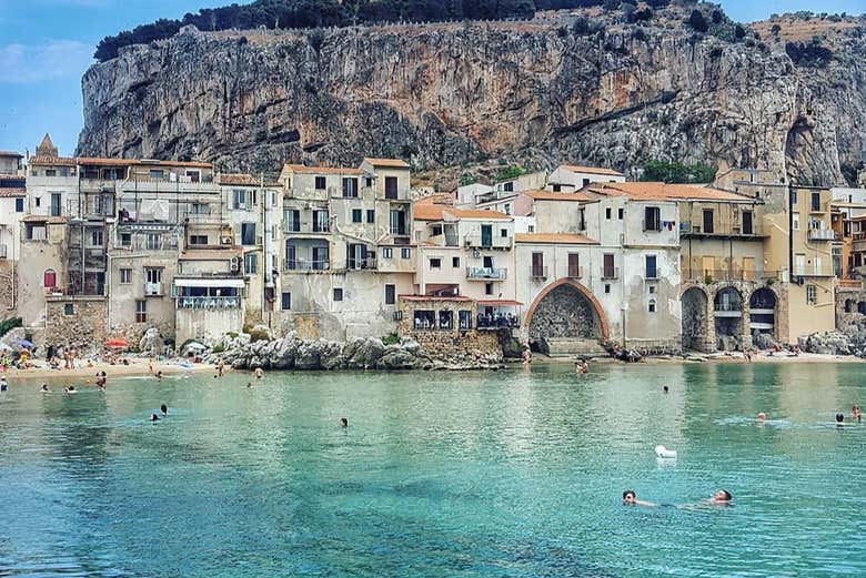 Maisons en bord de mer à Cefalù