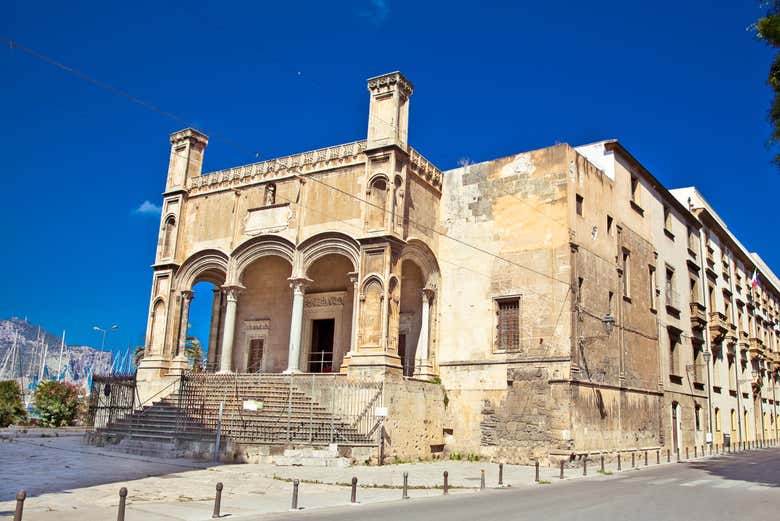 Contemplando a igreja de Santa Maria da Catena