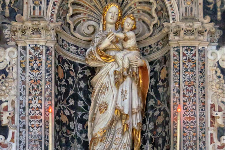 Una escultura de la virgen María en la iglesia de San Giuseppe