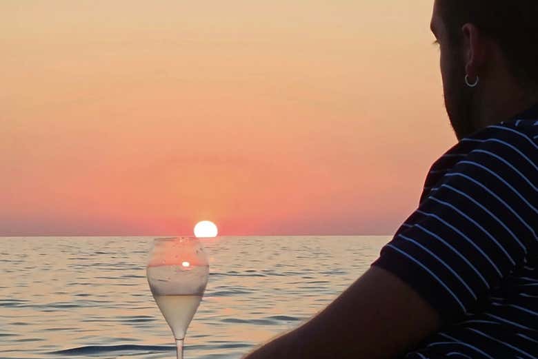 Una impresionante vista del atardecer sobre el mar