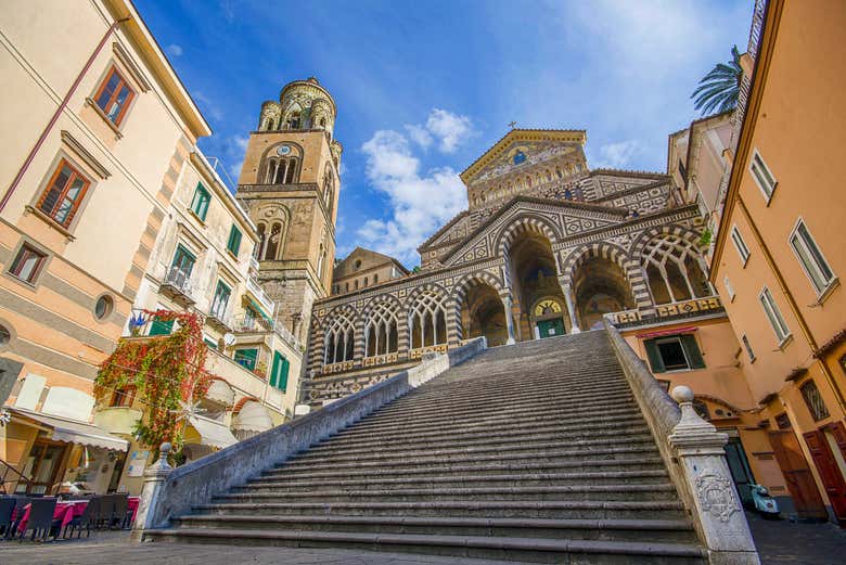 Cruise along the Amalfi Coast to visit the beautiful city