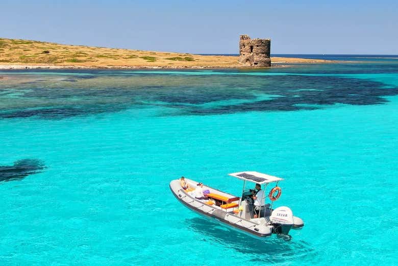 L'imbarcazione giunge alla torre di La Pelosa