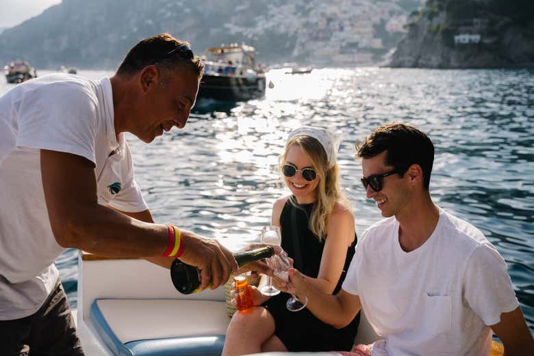 Dos turistas tomando una copa a bordo