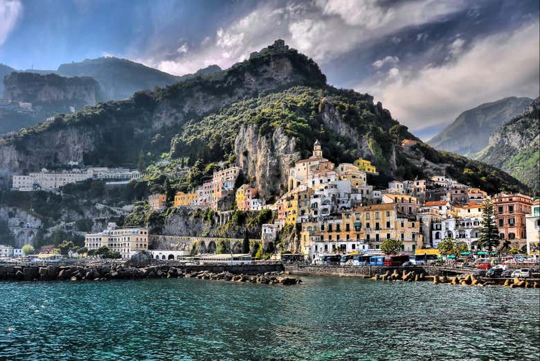 Vista di Amalfi dall'acqua