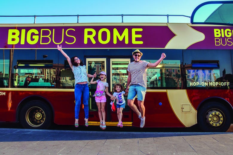 Una familia junto al autobús turístico de Roma