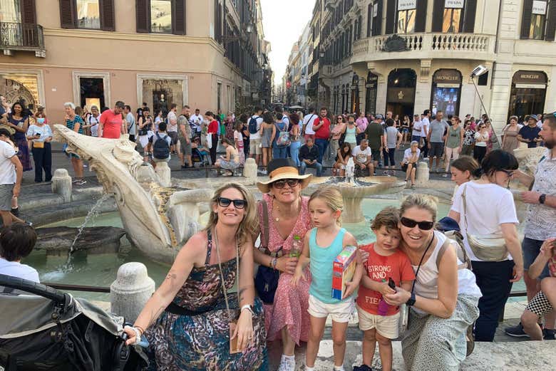 Mães e filhos em uma das fones da Piazza Navona