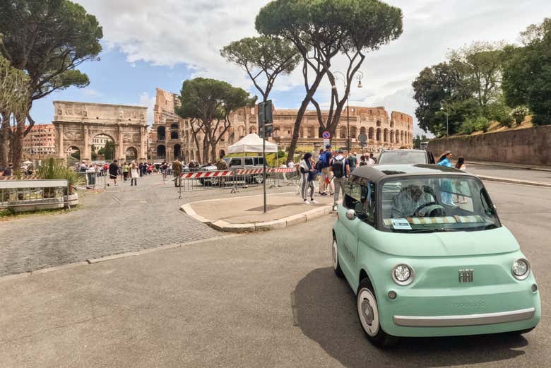 Fiat Topolino dejando atrás el Coliseo