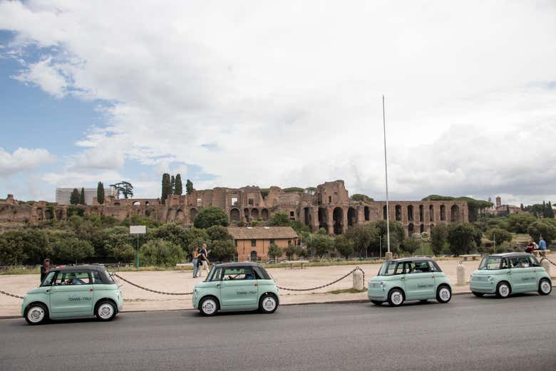 Carros ao lado do monte Palatino