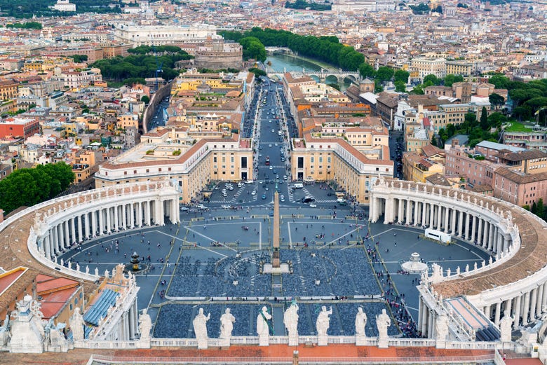 A imponente Piazza San Pietro