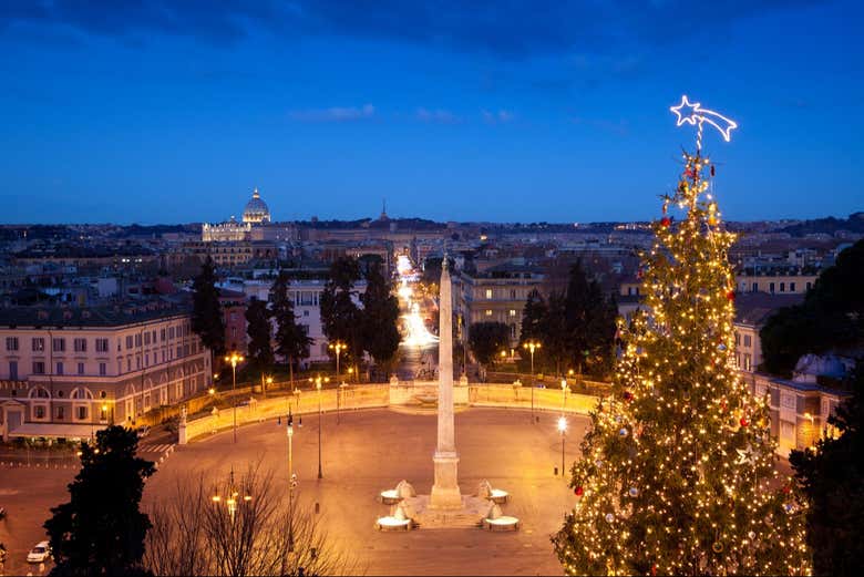 Vistas de la Piazza del Popolo con el árbol navideño