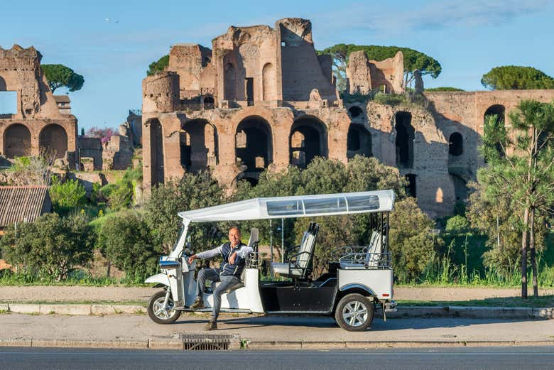 Descobriremos a Antiga Roma de tuk tuk elétrico