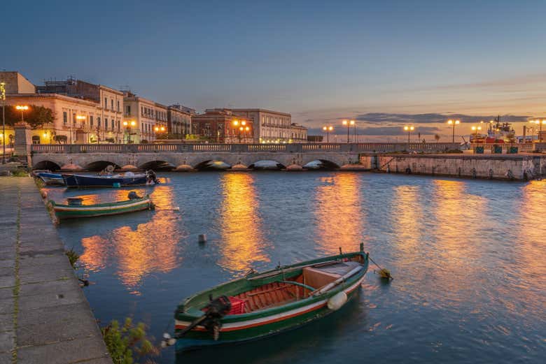 Puerto de Ortigia al anochecer