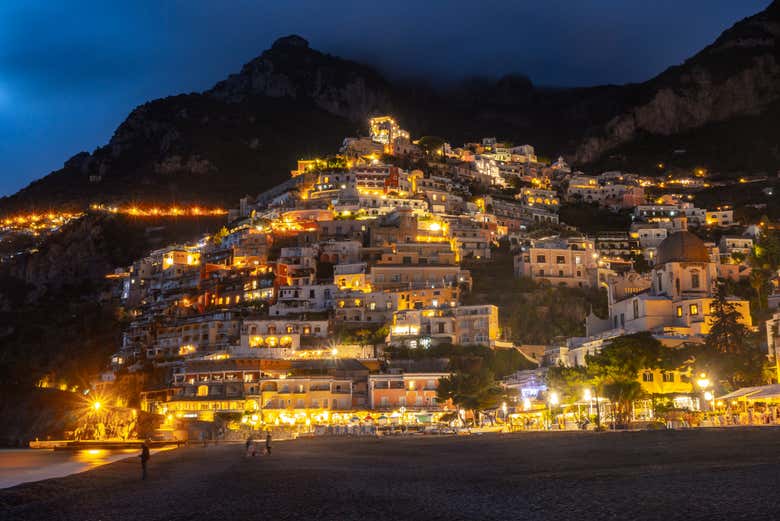 Positano iluminado en la noche 