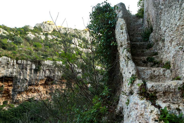 Escalier dans la roche