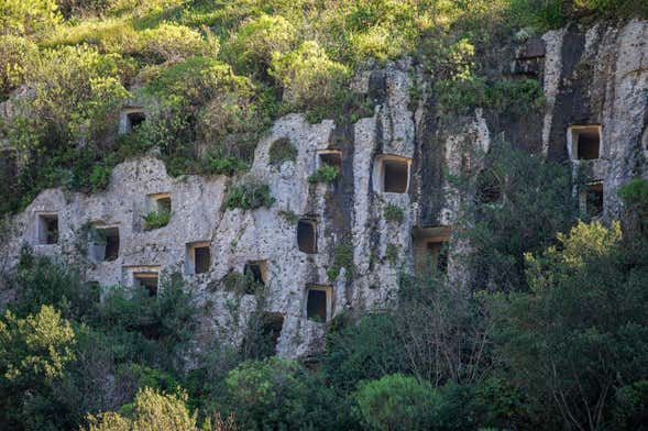 Tour por la necrópolis de Pantálica + Almuerzo en una almazara