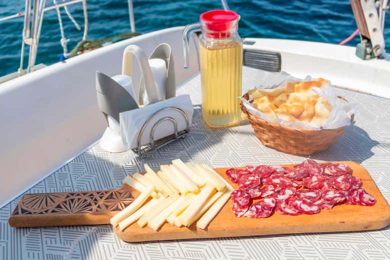 Enjoy some aperitifs on board