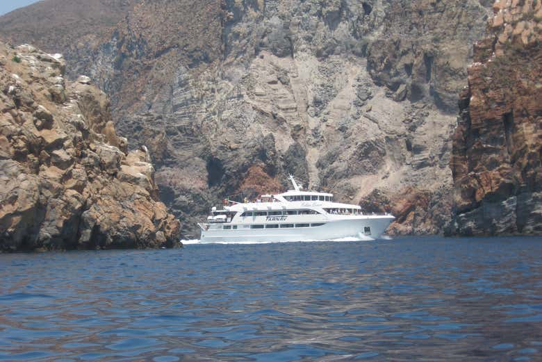 Enjoy sailing around Lipari and Vulcano