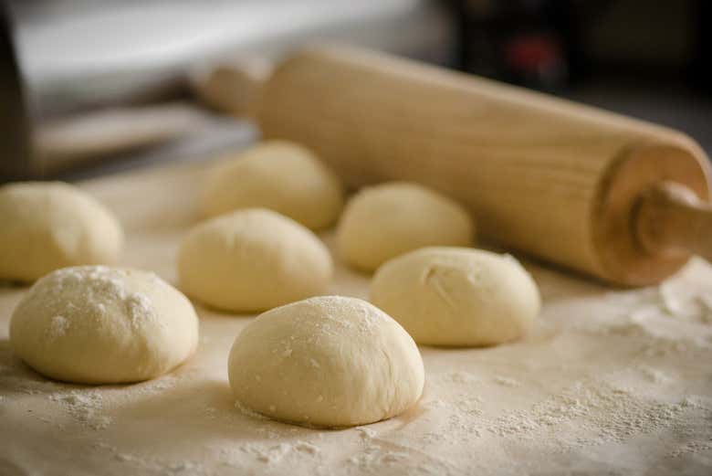 Preparando la masa de las pizzas