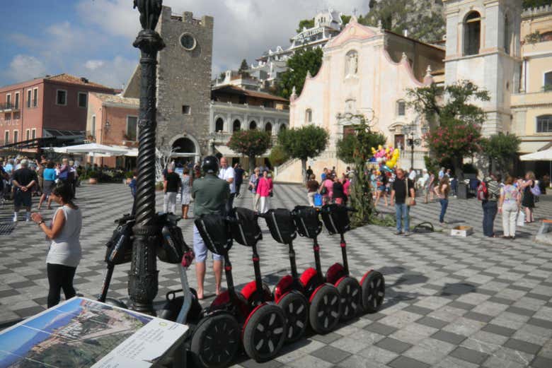 Segways no centro de Taormina