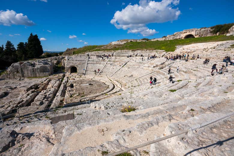 Visitando el teatro griego del parque arqueológico de Neápolis