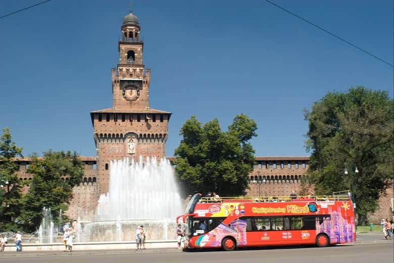 Autobus turistico percorrendo Milano