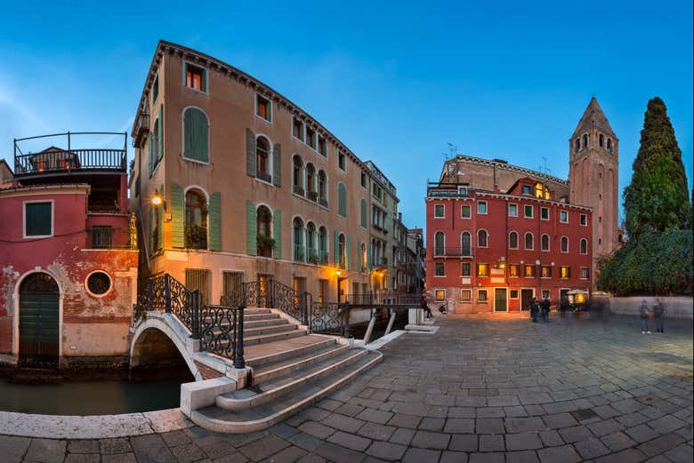 Cerca de la Iglesia de San Vidal en Venecia