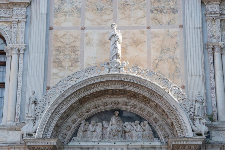 Admirando la fachada de la Escuela Grande de San Marcos