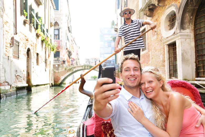 Paseo En G Ndola Con Serenata Por Los Canales De Venecia