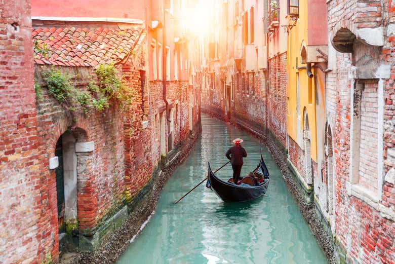 Paseo En G Ndola Con Serenata Por Los Canales De Venecia