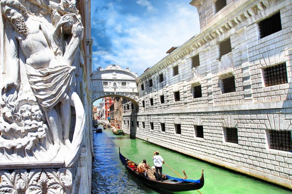 Passeio de gôndola pelos canais de Veneza e a Ponte dos Suspiros