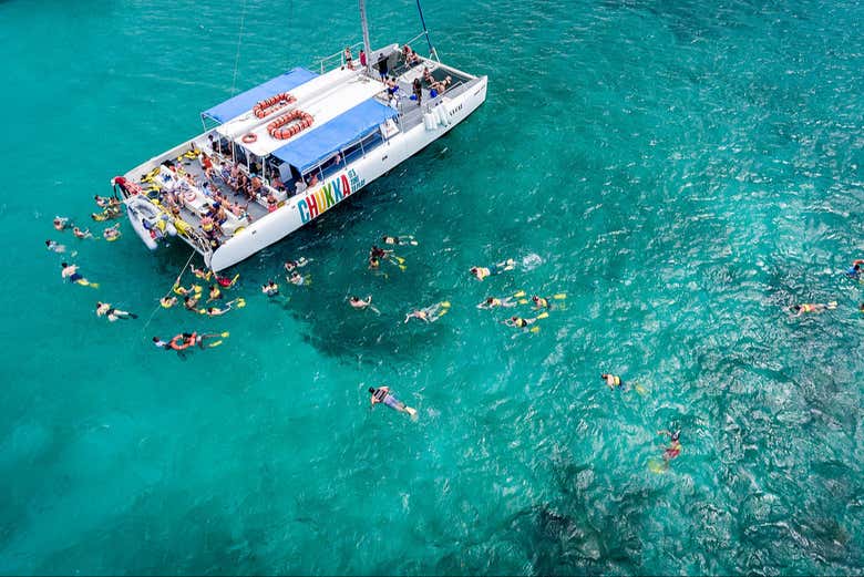 El catamarán durante la parada para hacer snorkel