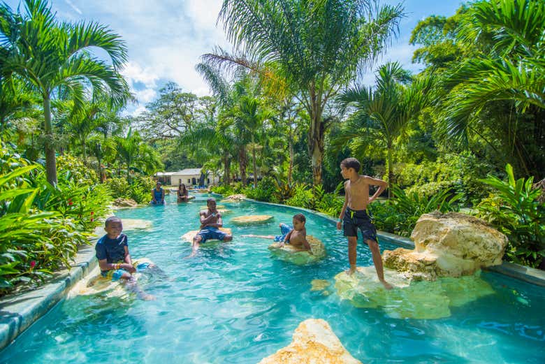 Disfrutando de un baño en las piscinas