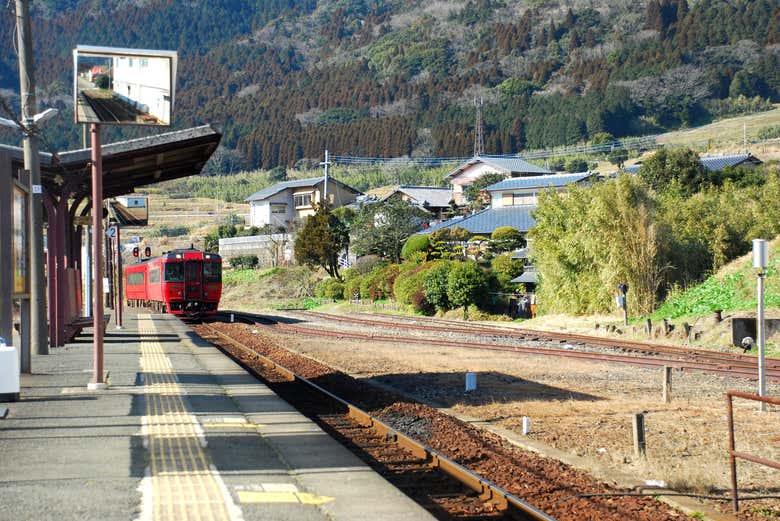 Un tren llegando a la estación de Aso en Kumamoto