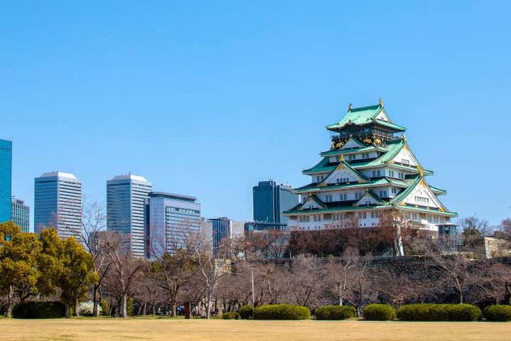 Panorámica del Castillo de Osaka con la ciudad de fondo