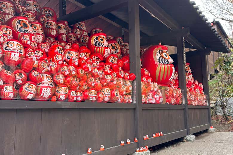 Amuletos daruma en el templo Katsuo-ji