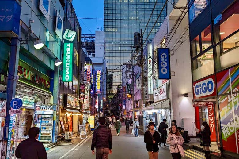 Akihabara con sus edificios iluminados al caer la noche