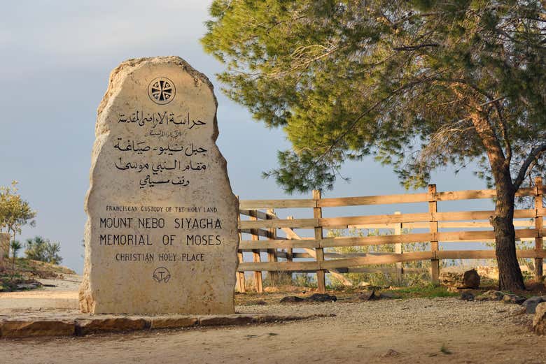 Estela de piedra del monte Nebo