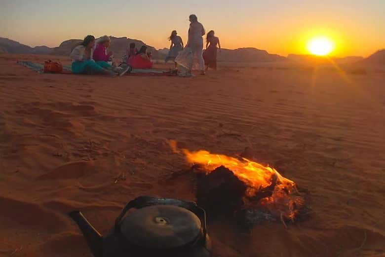 Atardeciendo en el desierto de Wadi Rum